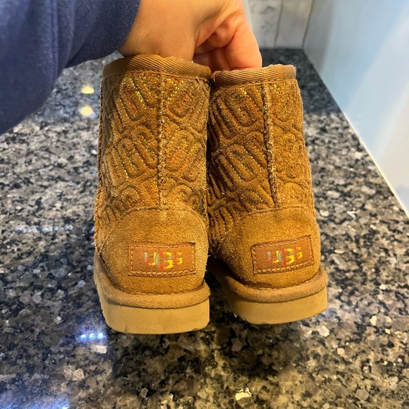 Girls Ugg Boots with multicolor stitching - Picture 3 of 9